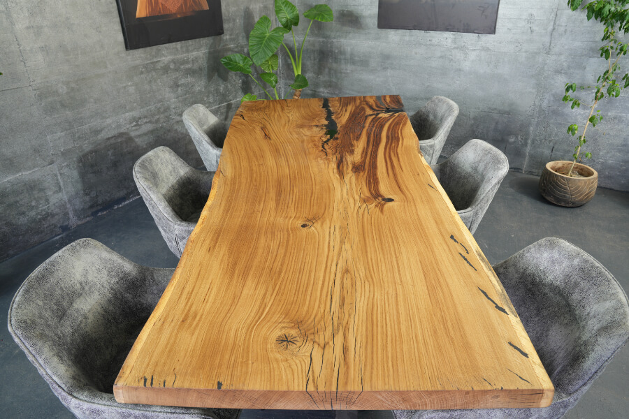 Tisch aus der Kollektion oder im Showroom auswählen