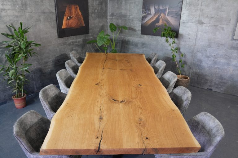 Massivholztisch im Showroom