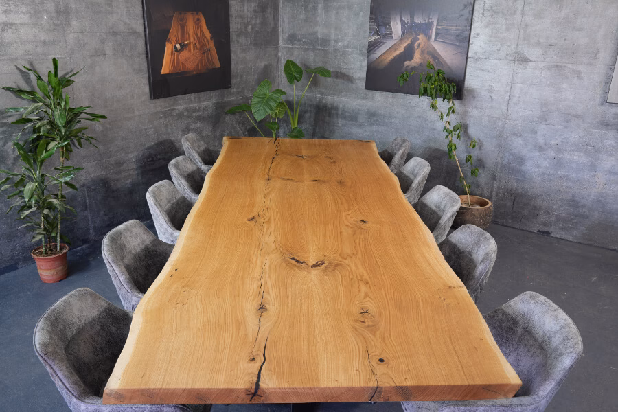 Tavolo in legno massello nello showroom