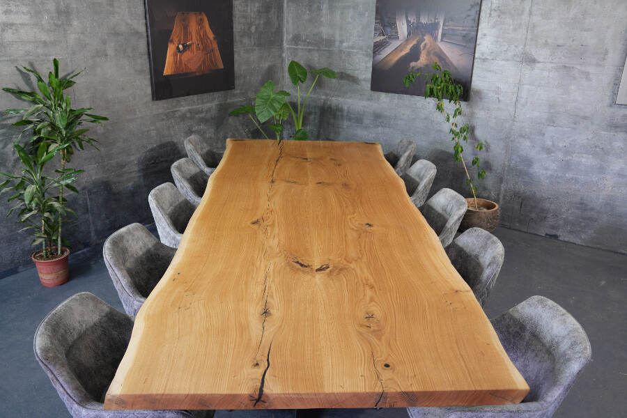 Table en bois massif au showroom