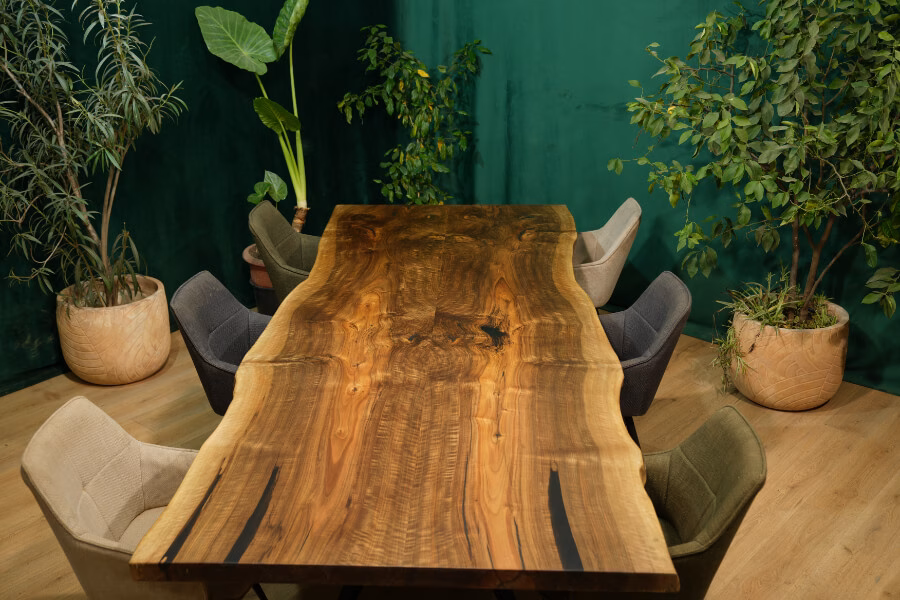 Massivholztische aus Nussbaum