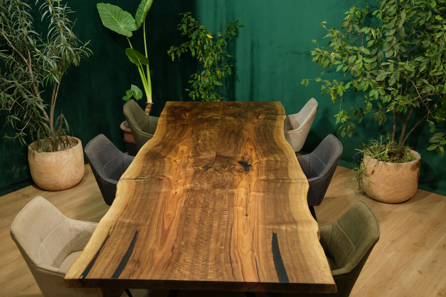 Massivholztische aus Nussbaum